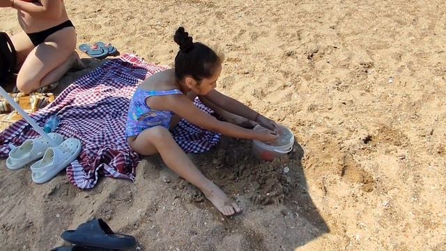 Продолжаем отдыхать на море, погода отличная. Внучка нашла себе занятие и играет в песке.