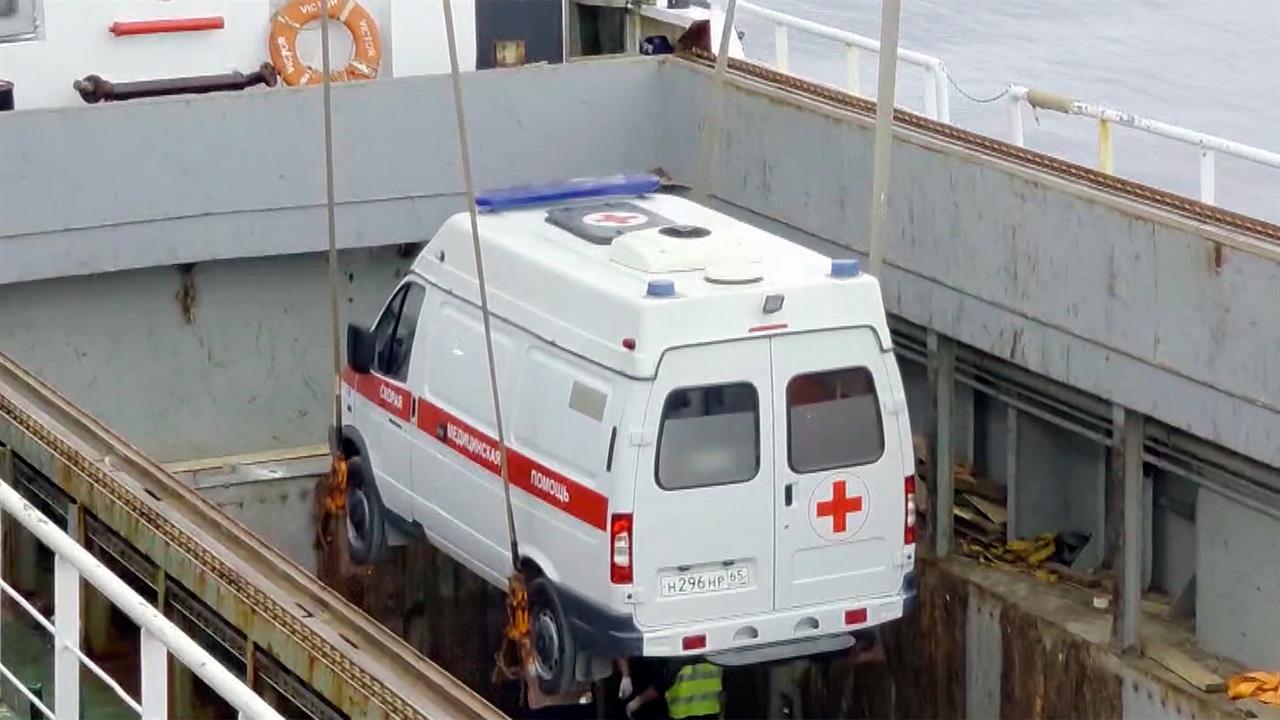 На остров Итуруп на грузовом судне доставили новую машину скорой помощи.