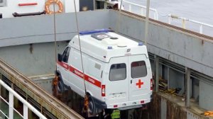 На остров Итуруп на грузовом судне доставили новую машину скорой помощи.