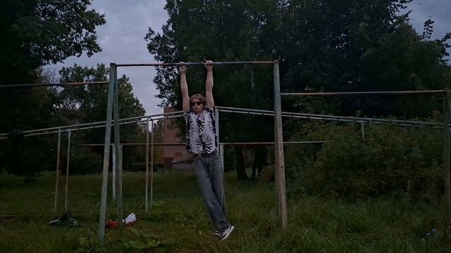 Вис на турнике 4 минуты