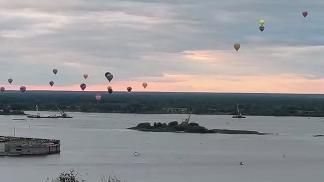 Воздушные шары над Волгой. Вид с набережной Федоровского // 16.08.2026