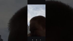 играю на машине на площадке