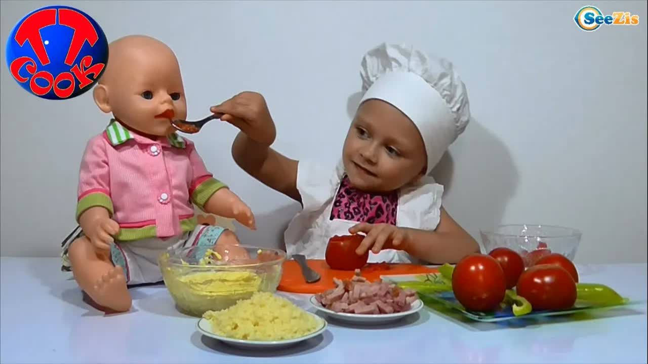 ✔ Baby Born Doll. Повар Ярослава кормит куклу Бэби Борн томатами. Oyuncak Bebek. Серия 20