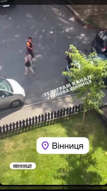В Виннице люди лопатой и метлой отбили мужчину от карателей ТЦК.