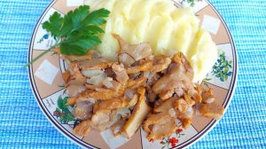 Жареные лисички с картофельным пюре. Покоряют своим лесным, аппетитным ароматом.