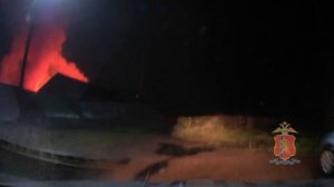 В Красноярском крае автоинспекторы вывели женщину и её питомцев из загоревшегося ночью частного дома