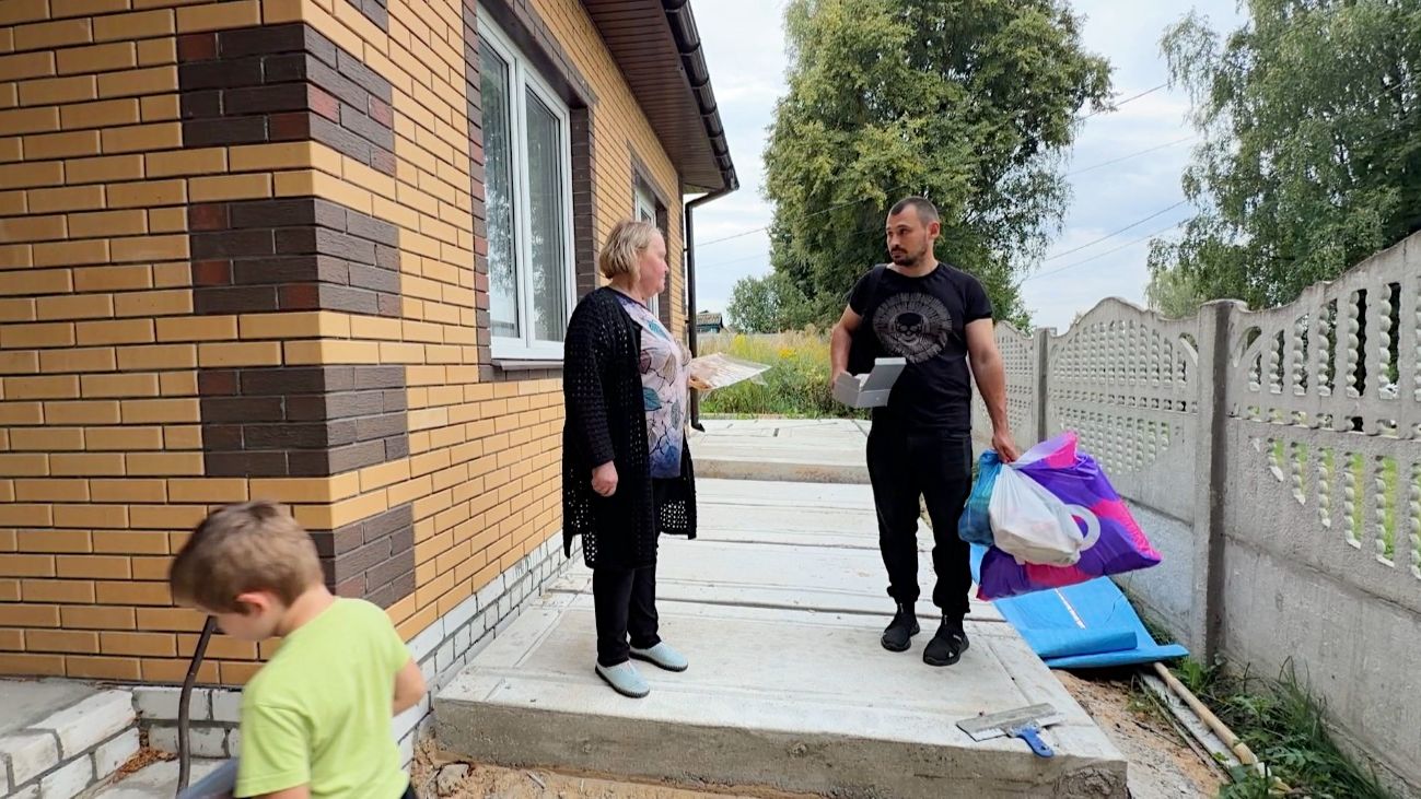 Теща приехала в гости. Поездка к родителям. Муж строит отмостку вокруг дома своими руками.