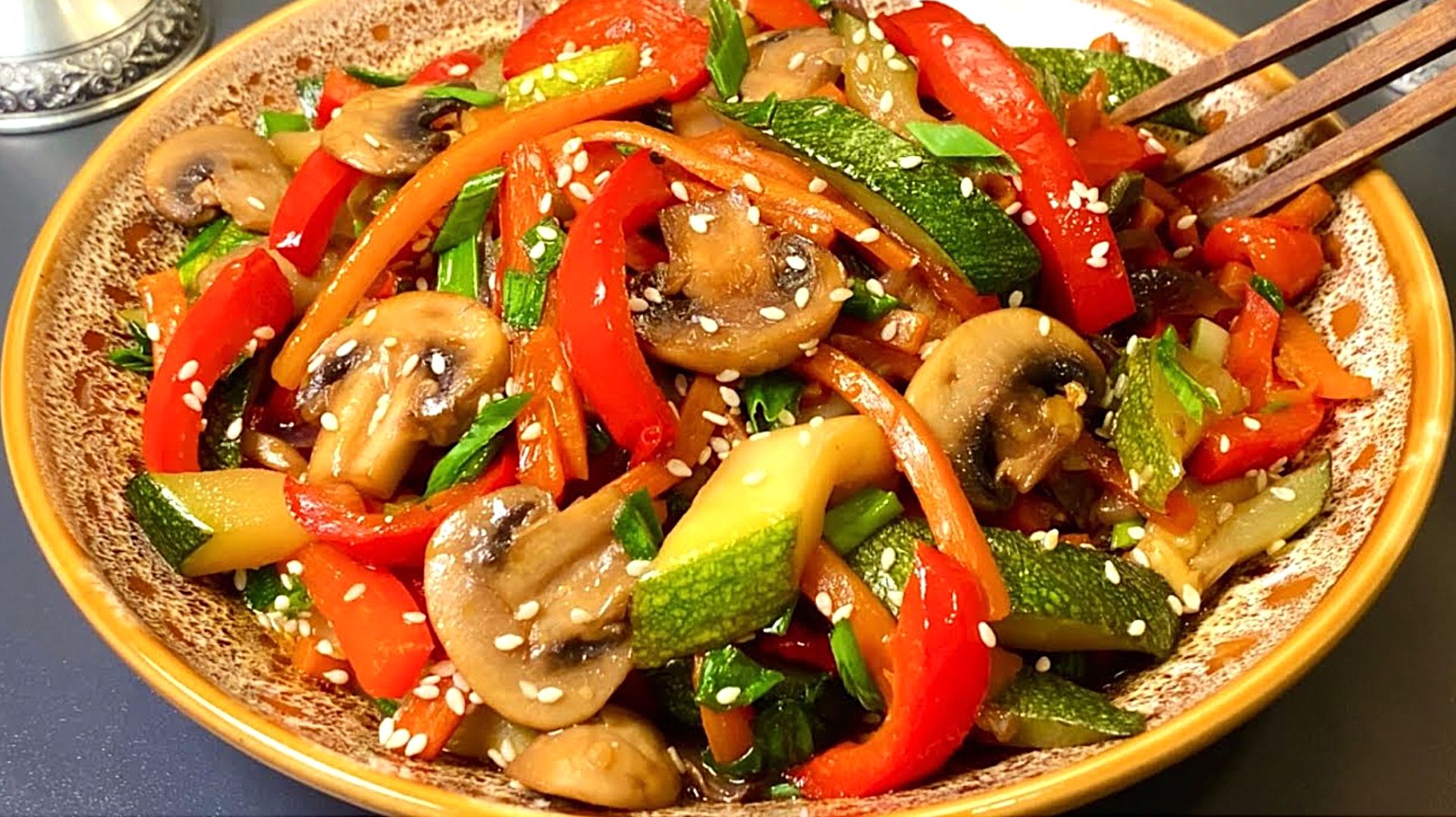 Невероятно вкусные кабачки с грибами! 👍 Попробуйте, вы будете приятно удивлены!
