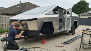 Мужчина собирает самодельный Tesla Cybertruck в своем гараже всего за 500 долларов