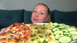 Мукбанг от Яны вкусненький Пицца домашняя, кабачки жареные, огурец. Еда вкуснота.