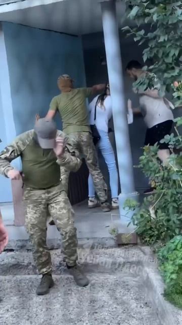 В Одессе людоловы пытались похитить парня. Избили его. Он пытался отбиться.