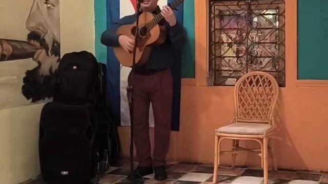 Кубинец красиво поёт под гитару