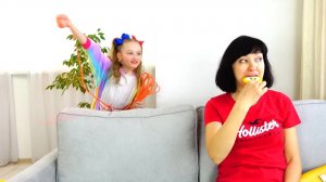 Полина играет с мамой