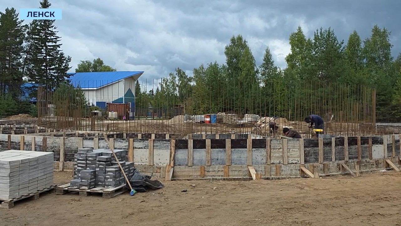 Строители монтируют металлический каркас будущего амфитеатра в ленском парке «Ойуур»