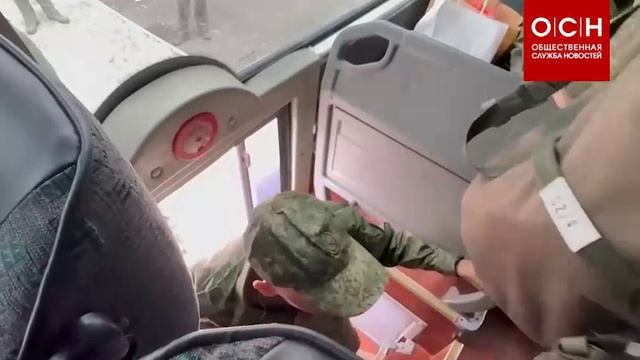 Освобождённые из украинского плена российские военные встретили Яну Лантратову на границе.