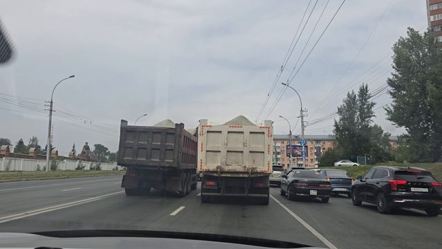 Так возят щебень в Новосибирске. Даже палатки не натягивают. Где ДПС?