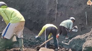 Строительство, шахтёры сбрасывают песок со стен карьера