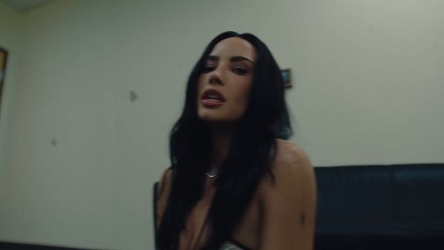 Demi_Lovato_-_Kiss_Official_Music_Video-[FpOsFNaim00].mp4