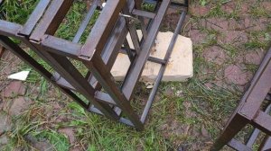 Стойки под гаражные верстаки из металлических поддонов.