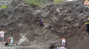 Строительство, шахтёры добывают песок в карьере