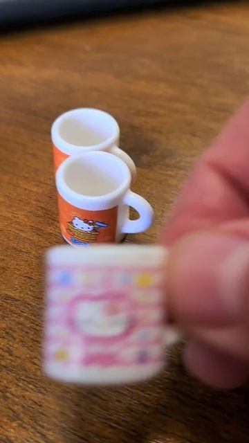 Мини игрушки. Hello Kitty - история образа на кружечках