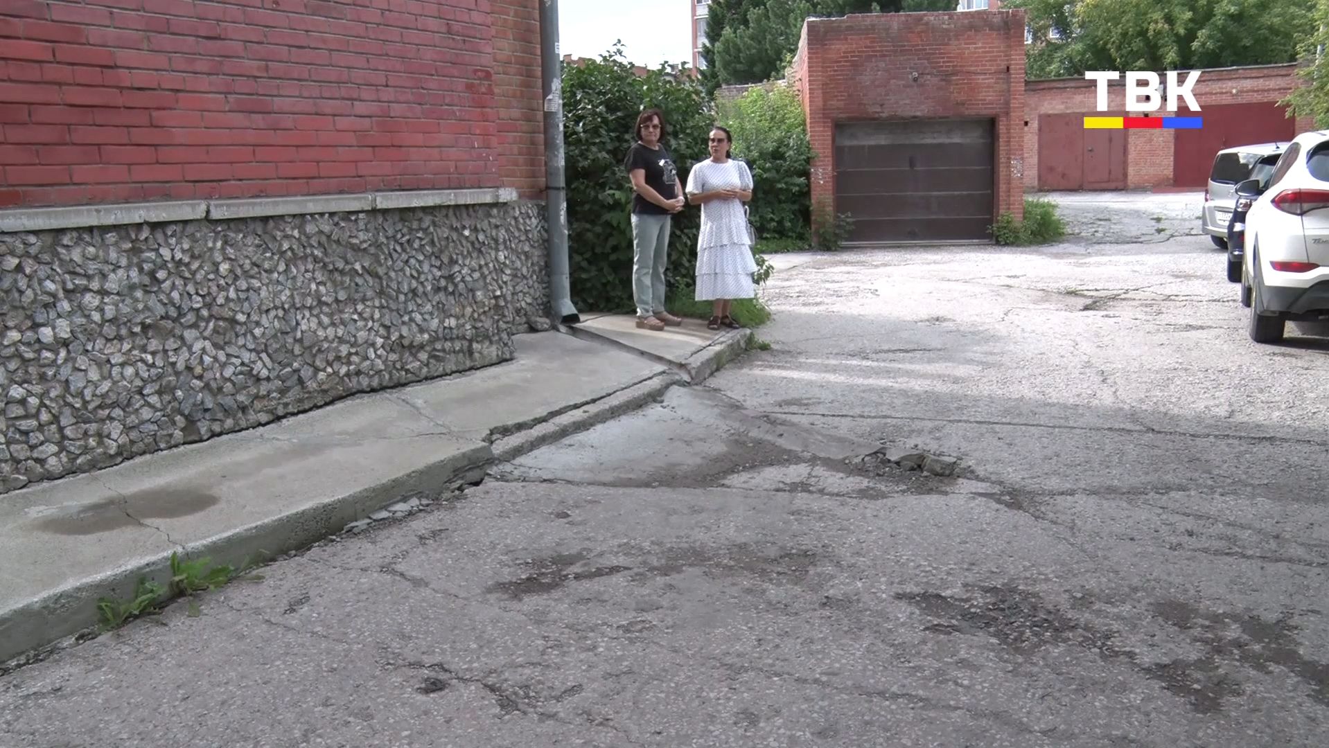 Раскол на дороге: жители Бердска боятся, что проезд во двор уйдёт под землю