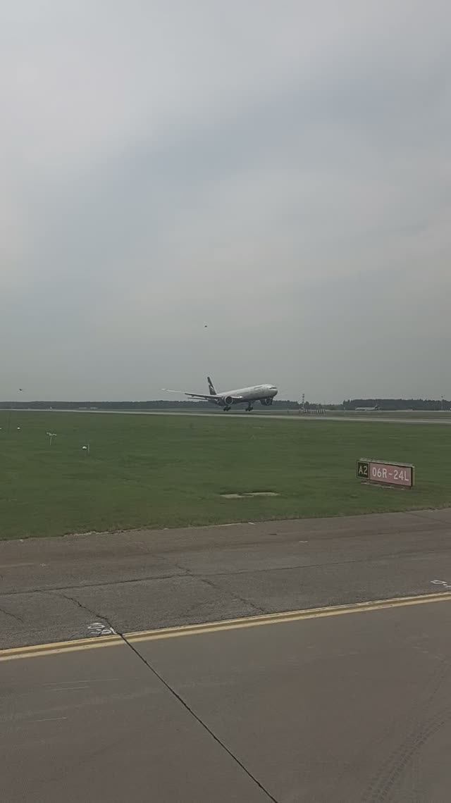 Посадка Boeing-777 в а/п Шереметьево из окна самолета