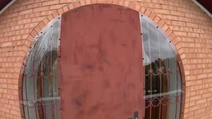 Монолитный поликарбонат вместо стекла.