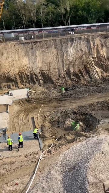 Этап заливки фундамента 🏗 Благодаря нашему водопонижению котлован сухой. Условия идеальны! 💪🚜