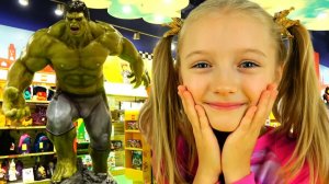 Полина в Магазине игрушек Hamleys Praha