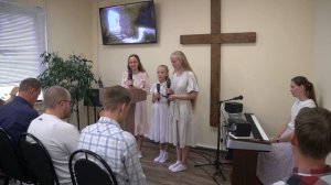 Держит Он меня