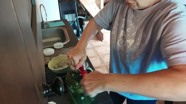 Финальная стадия заготовки бочковых огурцов.