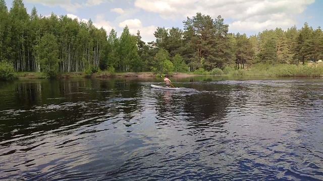 Уплываю, сидя на Сапе. В джинсах риск попадания в воду не оправдан!