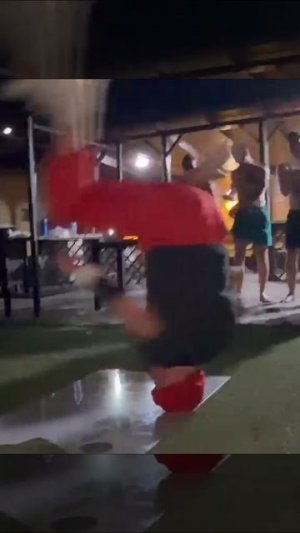 Меня зовут Дмитрий я занимаюсь спортивным видом танца Break Dance выступаю на корпоротива87774433955
