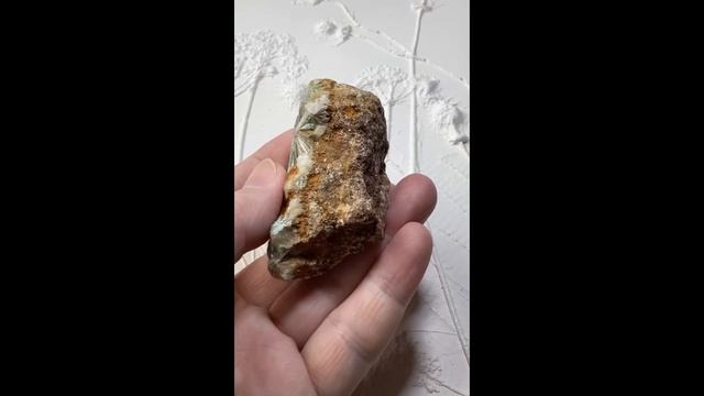 Солнышки пирофиллита на горном хрустале