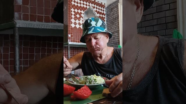 На обед молоко, картошка пюре и мясо в сметане . Приятного всем аппетита.