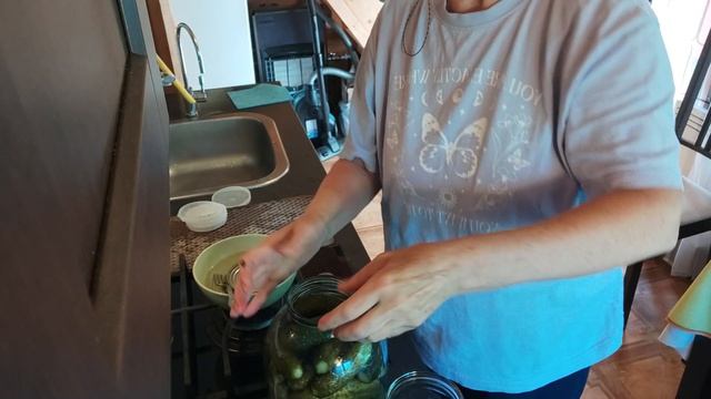 Финальная стадия заготовки бочковых огурцов.