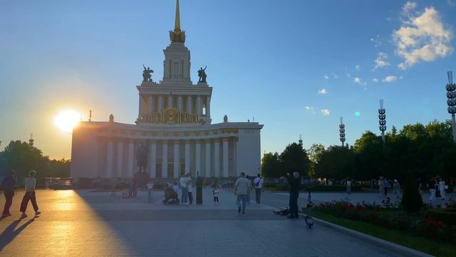 Расслабляющая прогулка по ВДНХ на закате  Летняя атмосфера Москвы
