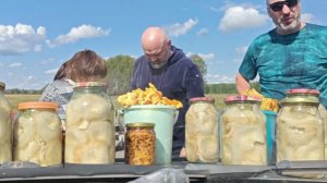 Жизнь в деревне.Торговля на трассе .Наши покупатели.