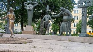 Болотная площадь «Дети — жертвы пороков взрослых» скульптурная композиция.Репинский сквер набережная