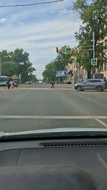 красный