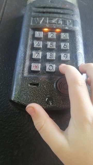 Звоню в 37 квартиру