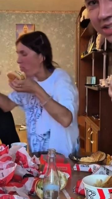 Валюшу вывернуло! Монгол пытается спасти любимую