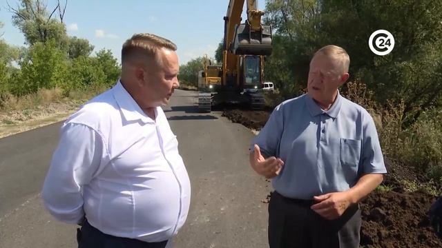 Панков вместе с жителями посмотрел, как проходит ремонт дорог в Лысогорском районе