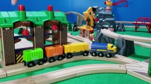 Приключения поездов из дерева 🚂 Видео с игрушками детям