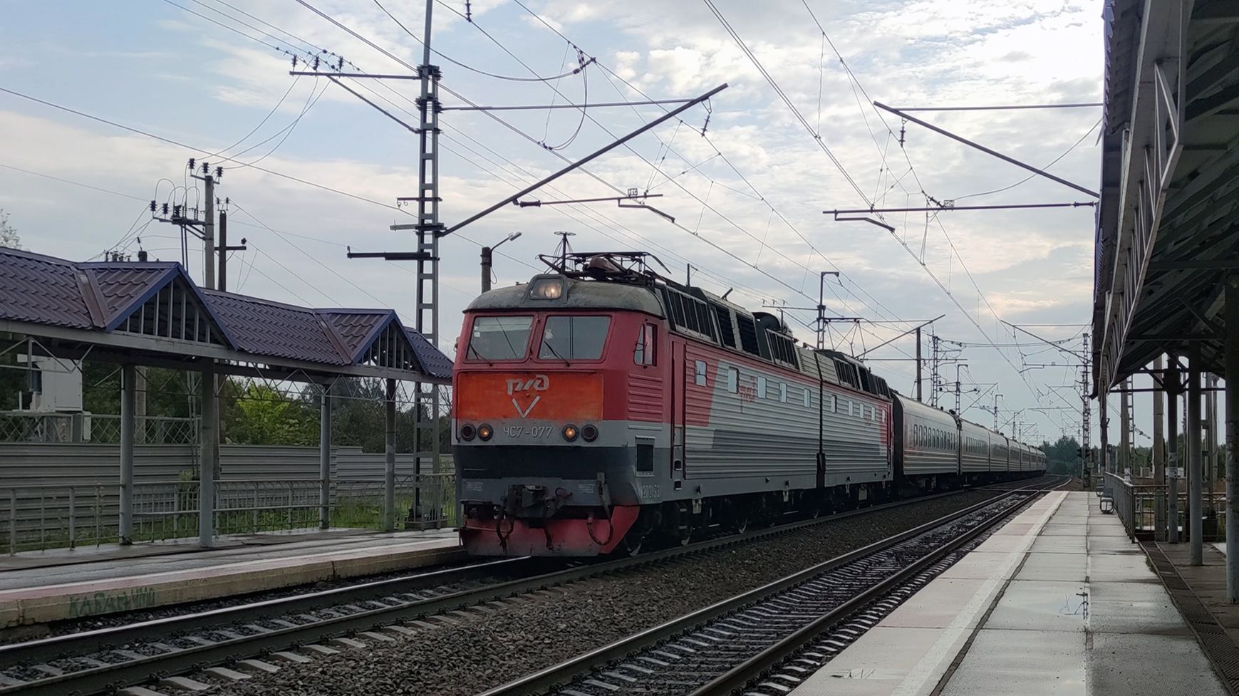 Электровоз ЧС7-077 с пассажирским поездом.