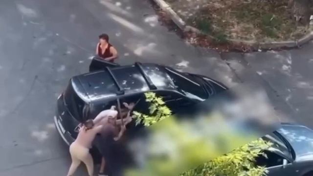 Украинцы в Виннице метлой и лопатой отбили мужчину,которого пытались затолкать в машину ТЦК !!!