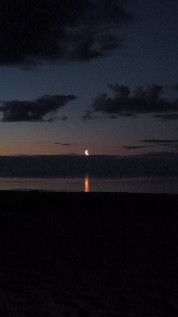 Красивый месяц на ночном небе 🌜