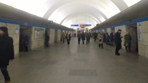 Станция метро Звёздная интерьер пассажиры поезда, Ленинград (Санкт-Петербург)