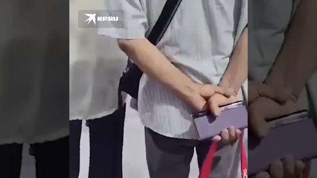 Робот-гуманоид на выставке в Пекине начал валяться на полу, как капризный ребенок